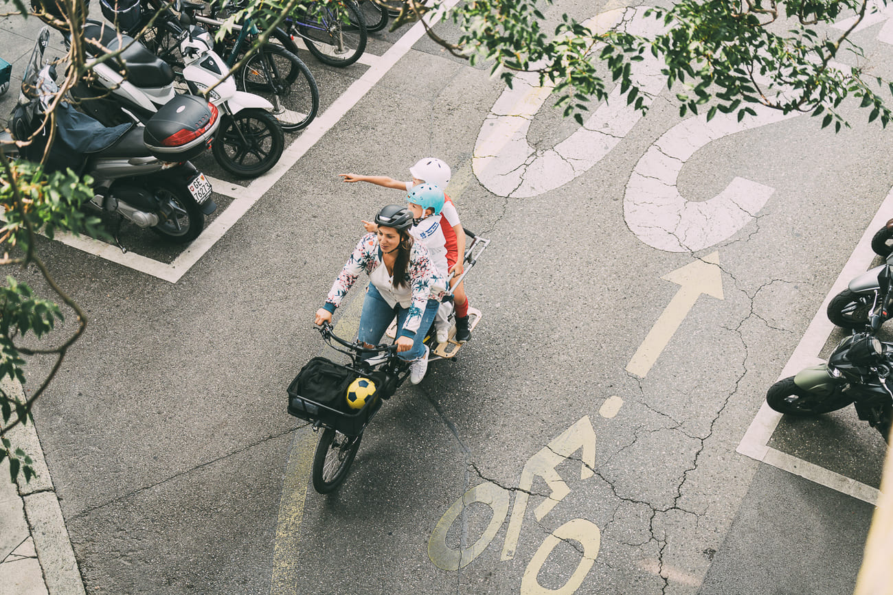 yuba_bikes_lifestyle_kombie6_stuffrack_monkeybars_sideboards_family_city-2-2