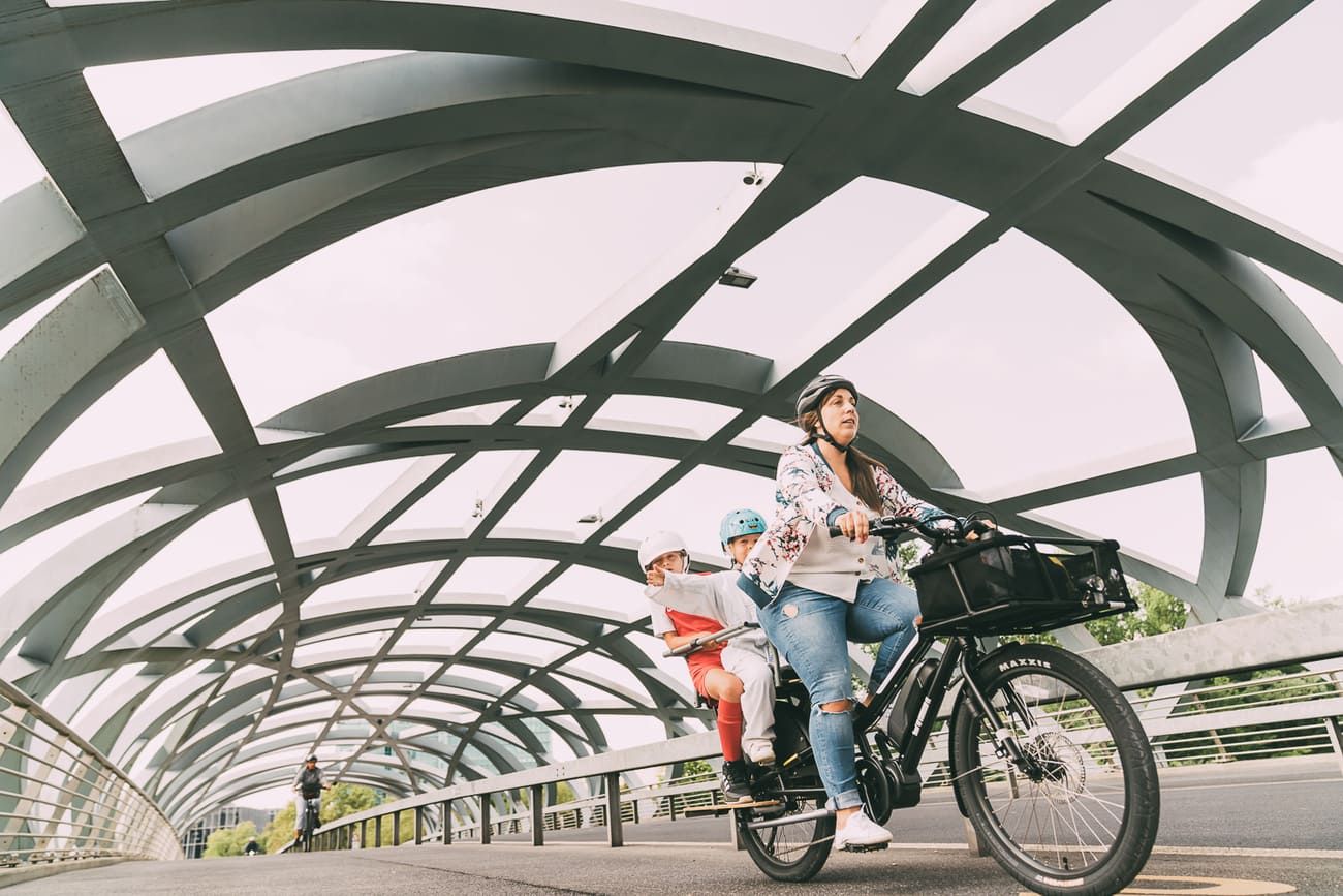 yuba_bikes_lifestyle_kombie6_stuffrack_monkeybars_sideboards_family_city-3-2