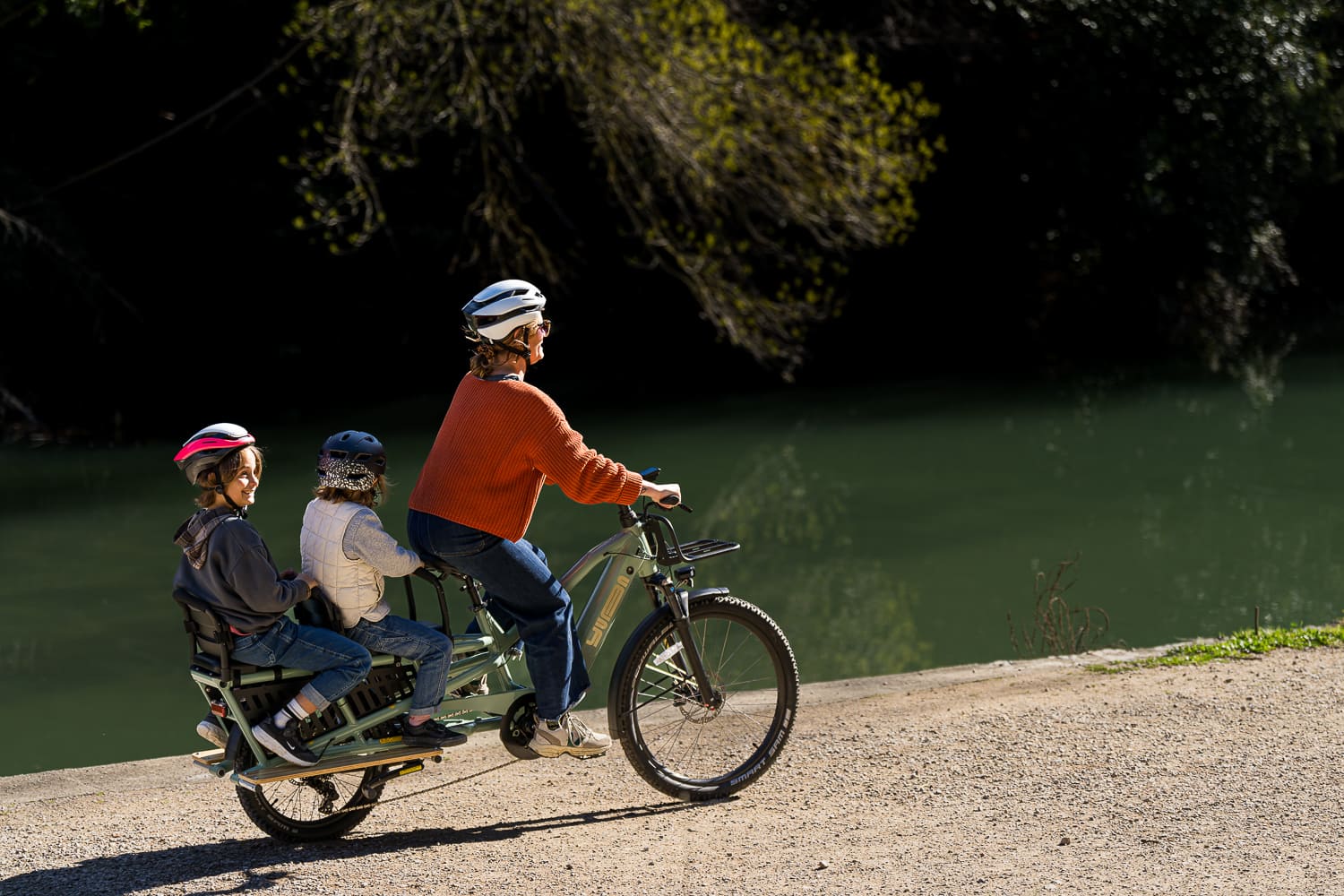 yuba_bikes_lifestyle_spicy_curry_lunar_sideboards_crest_backrest_softspot_baserack_family_kids-2-1