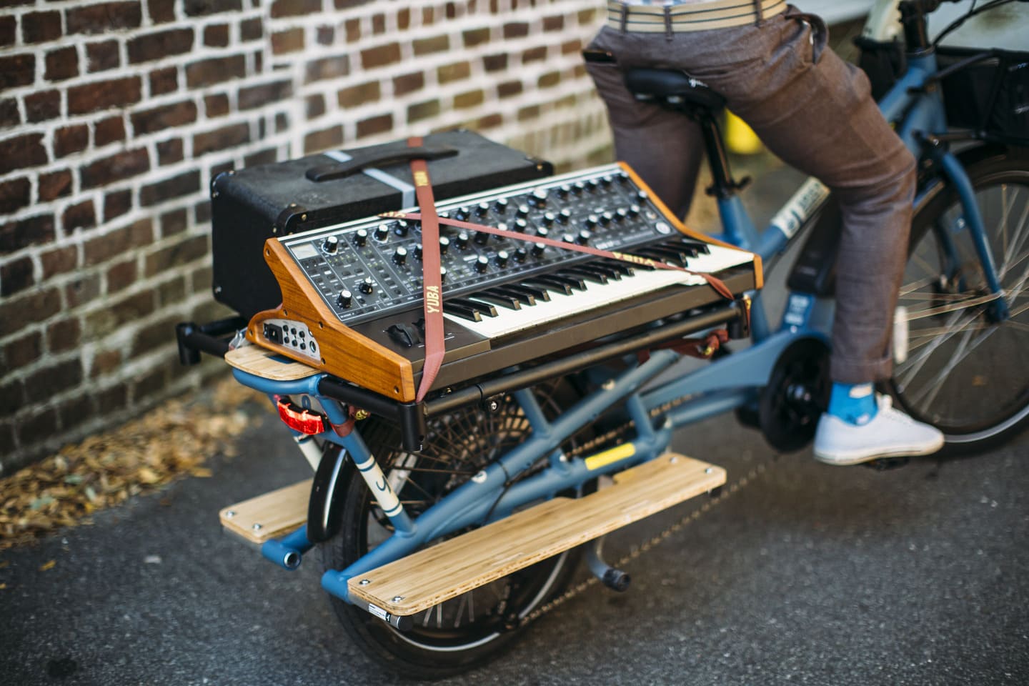 yuba_bikes_spicy_v3_blue_breadbasket_sideboards_carry-on_music_city